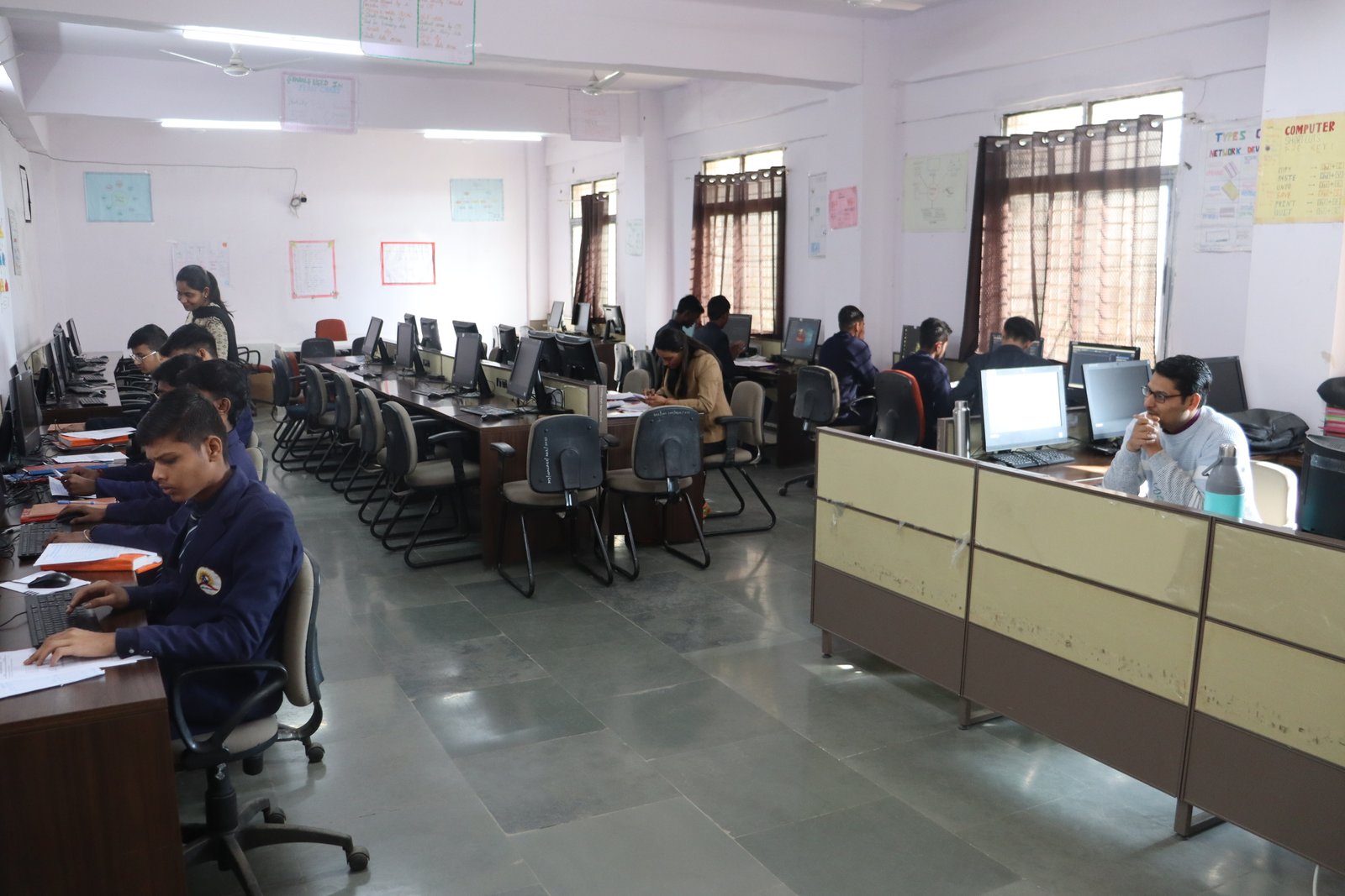 वरिष्ठ कंप्यूटर लेब